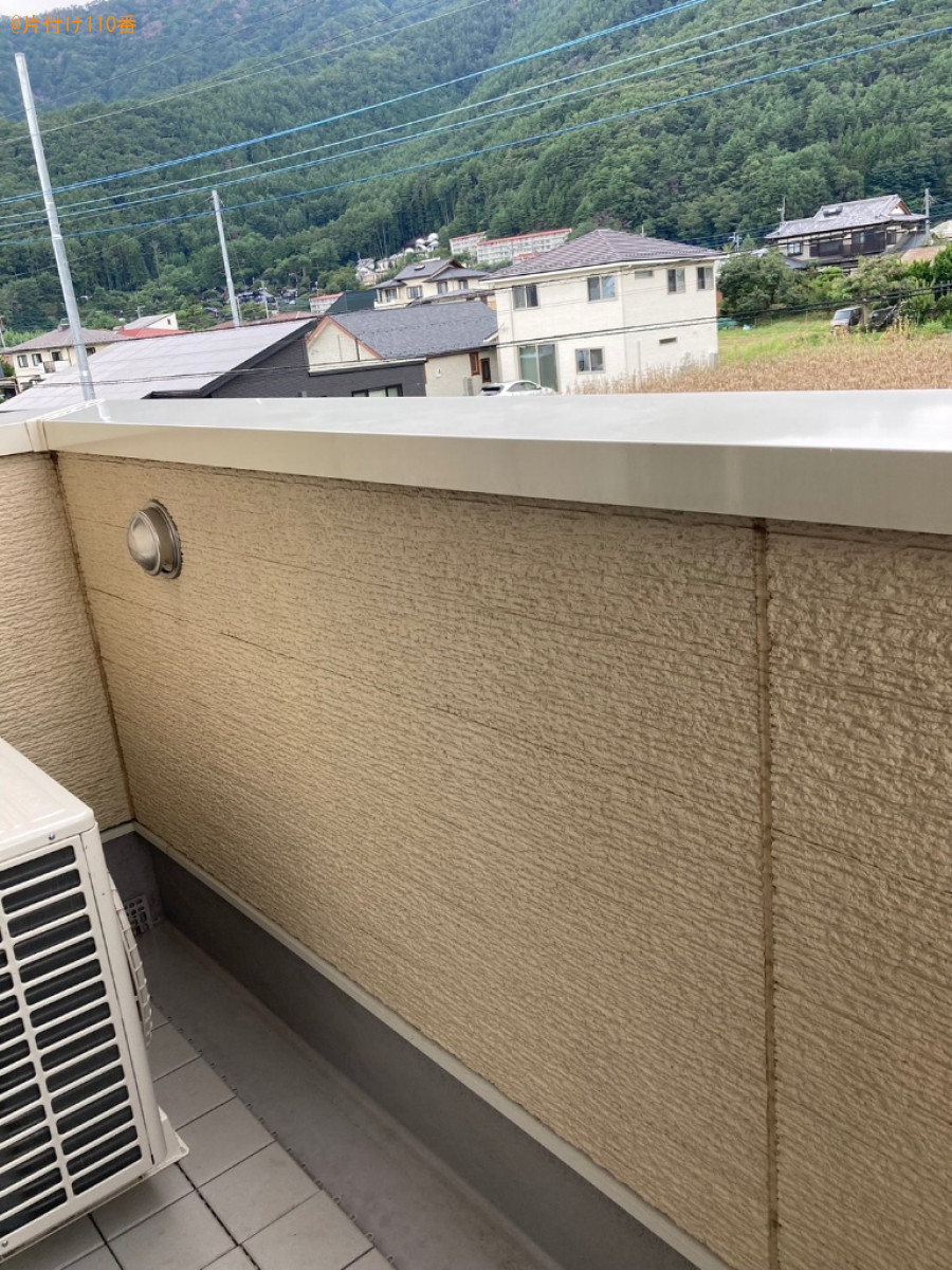 カーペット、猫のトイレ等の回収とベランダ三か所のクリーニング