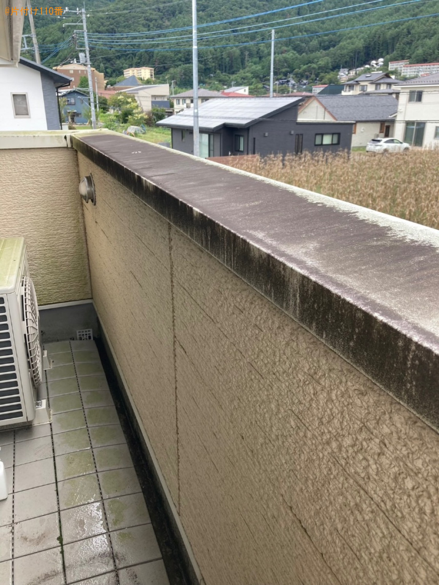 カーペット、猫のトイレ等の回収とベランダ三か所のクリーニング
